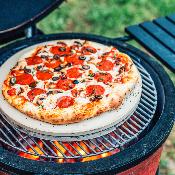 Kamado Joe Classic 2 Pack Discovery (1 demi grille en fonte, 1 demi plaque en fonte, 1 pierre à pizza et 1 sac de charbon)